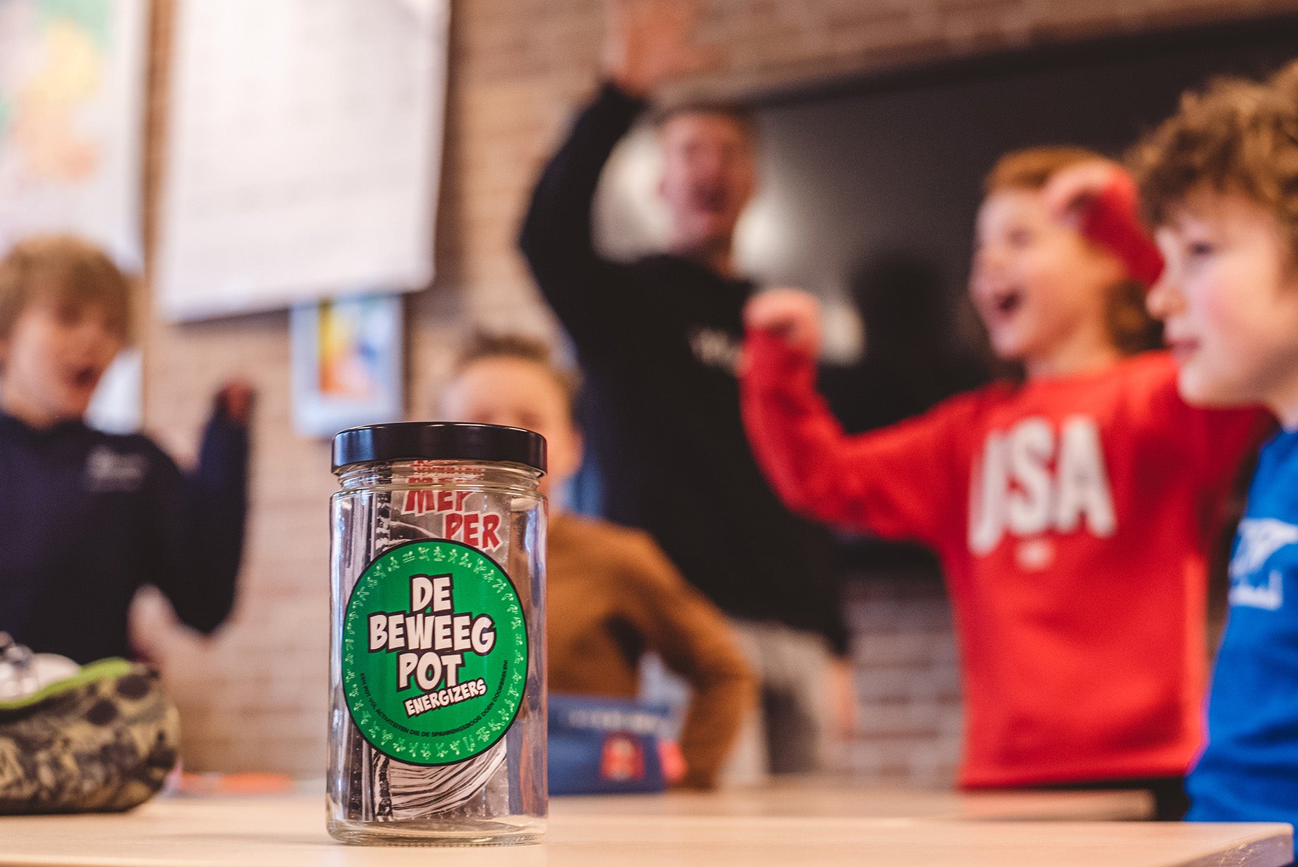 meester timo en leerlingen juichen met de beweegpot energizers