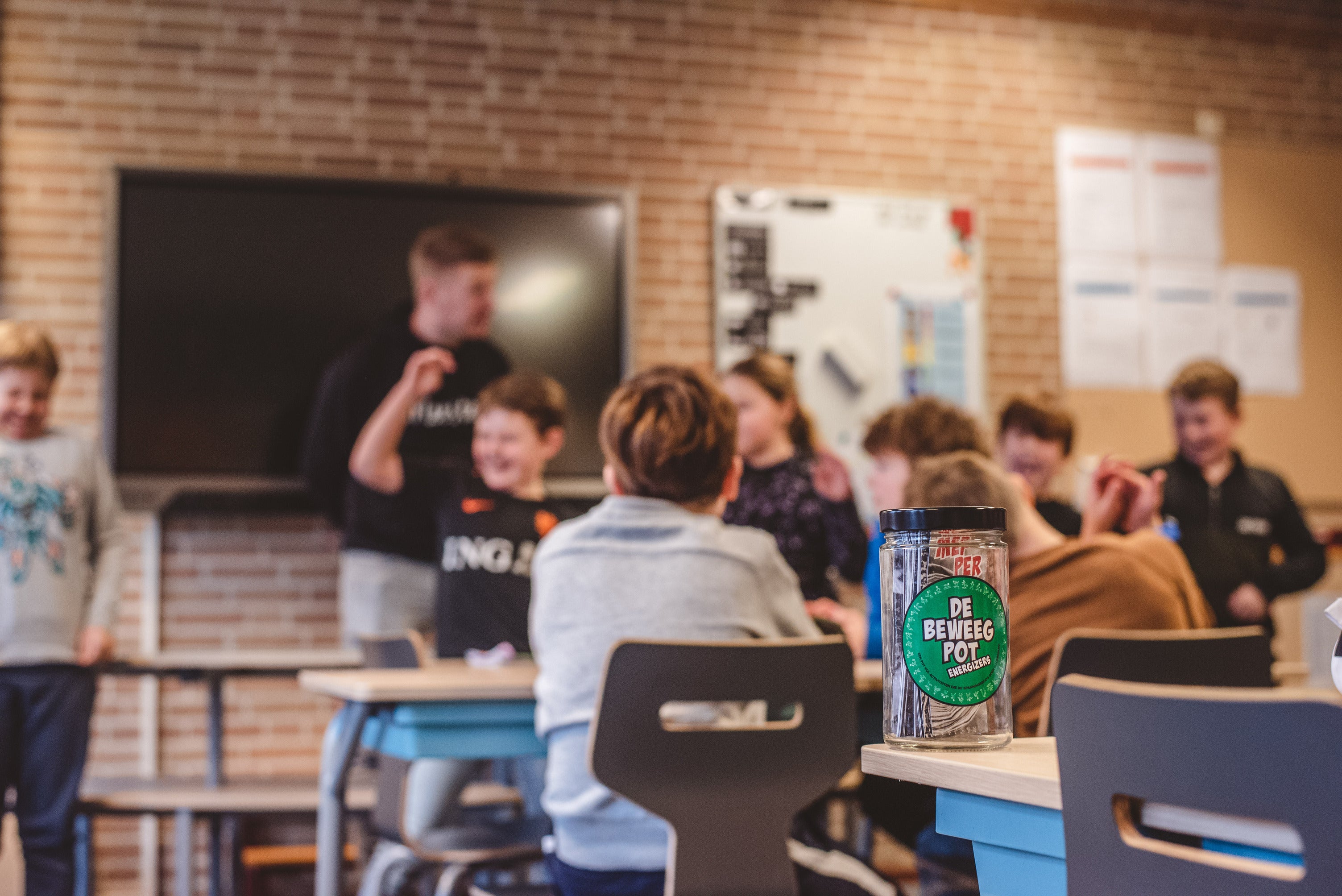 foto van de beweegpot energizers met als achtergrond meester timo en zijn klas