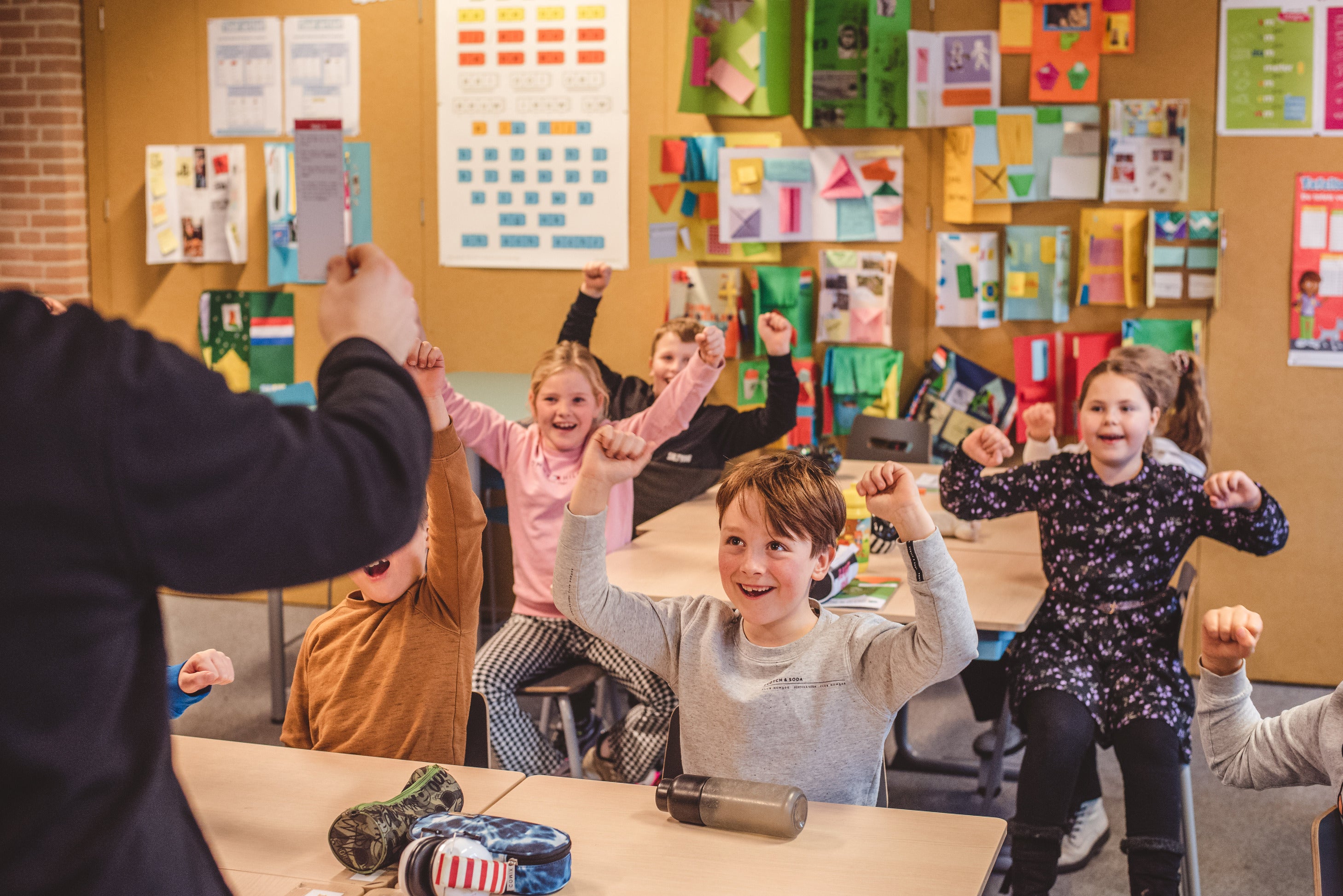 Kinderen die een energizer doen