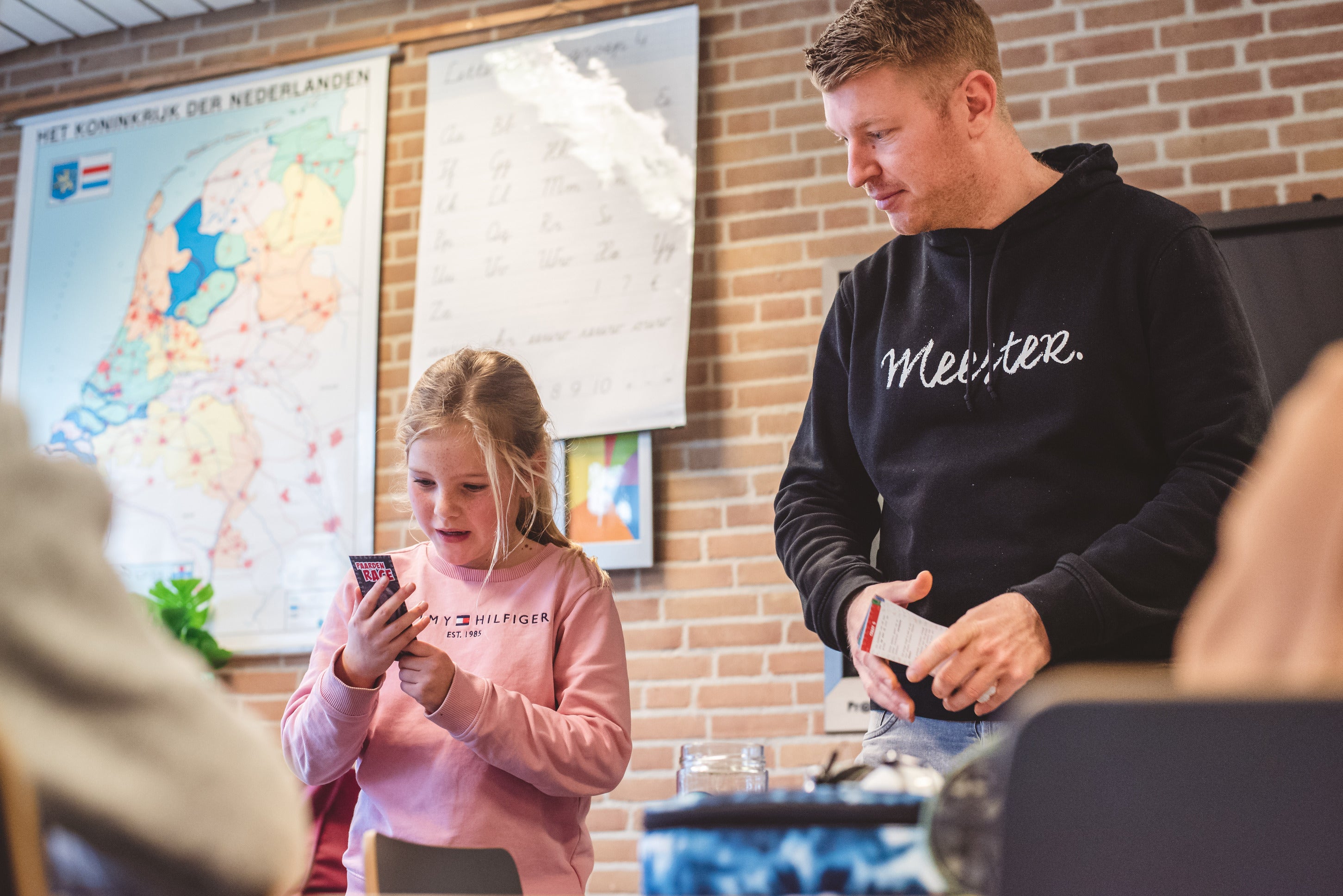 iemand die een energizer leest
