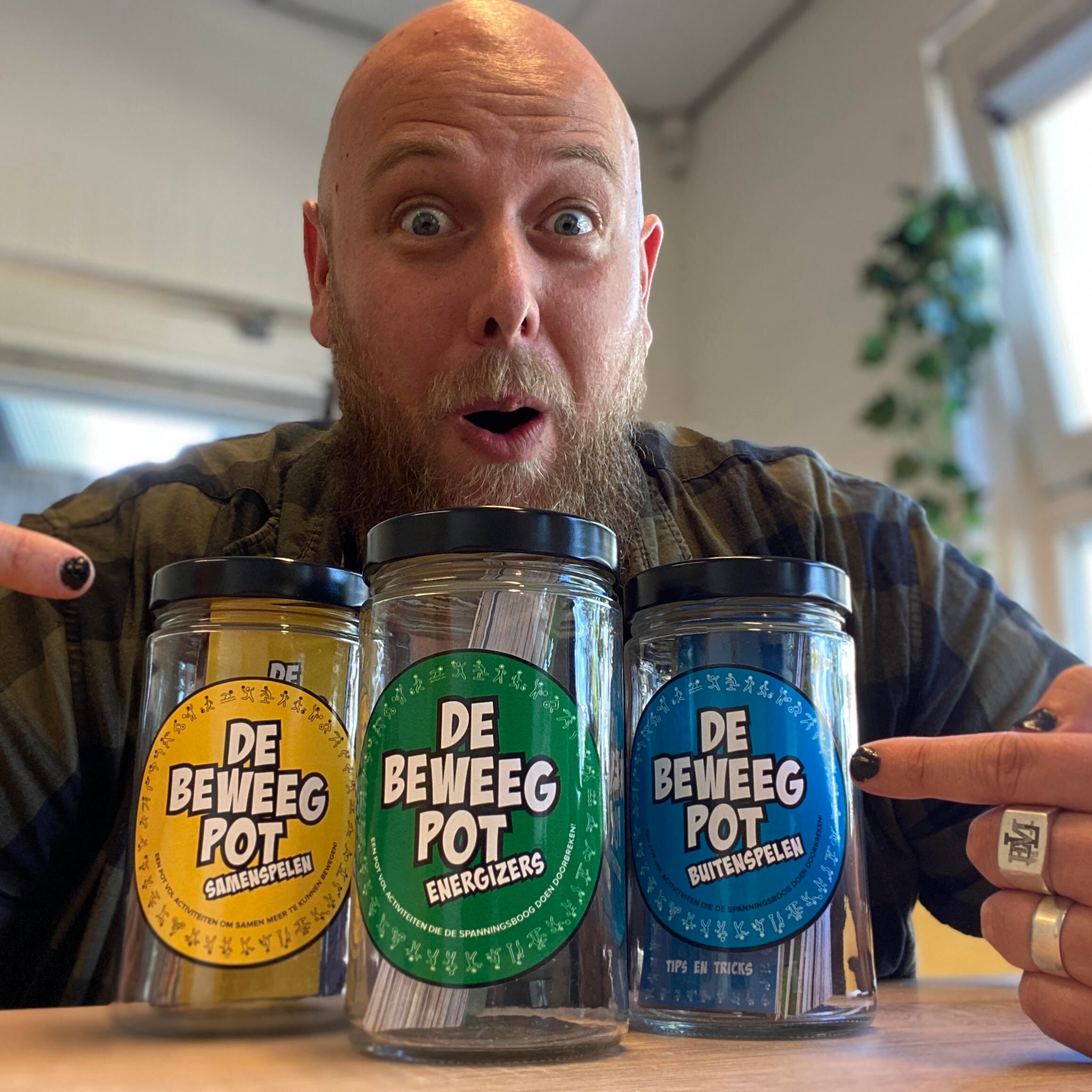 meester erwin met de drie beweegpotten samenspelen, energizers en buitenspelen
